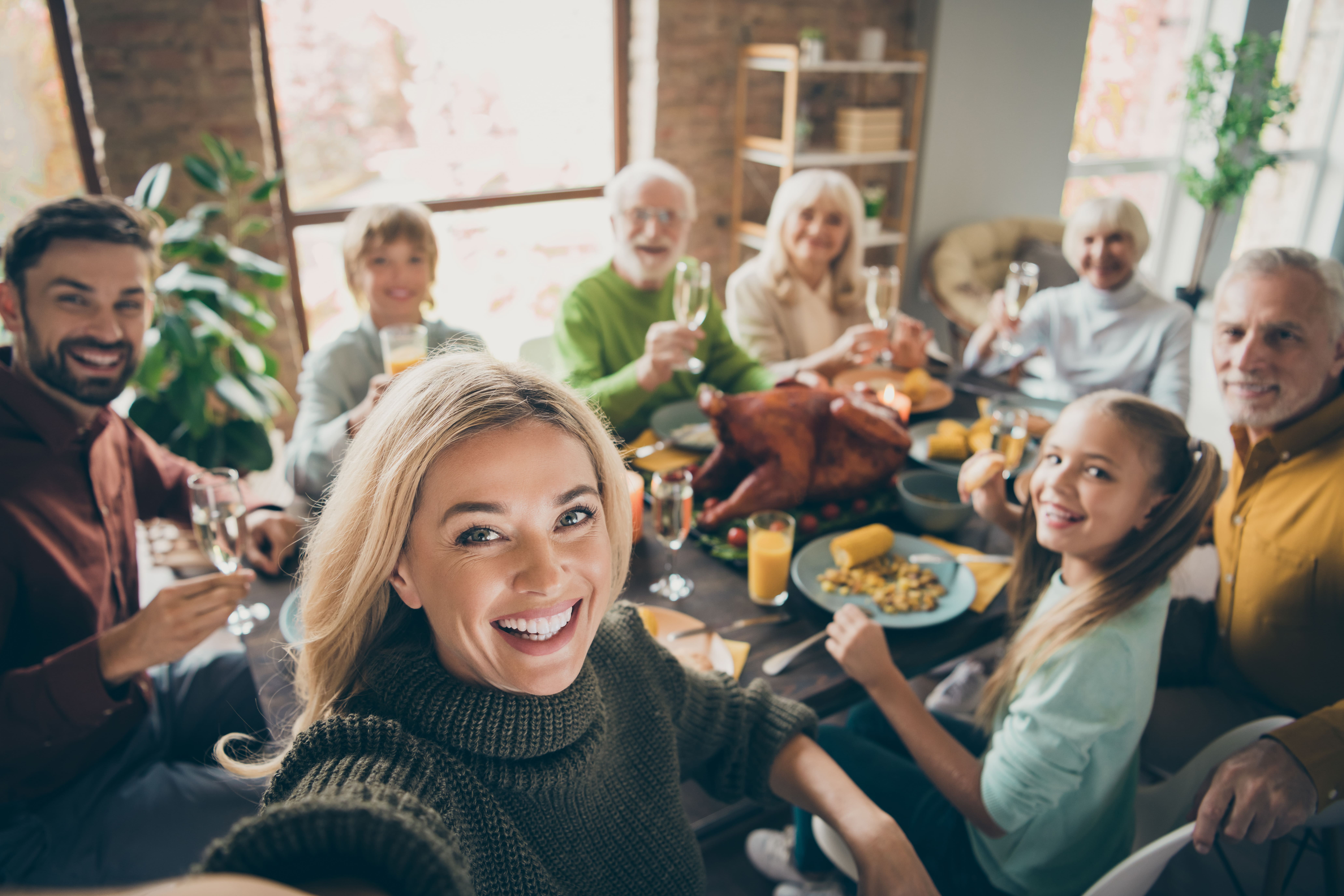 Selfie de família reunida na mesa da sala durante almoço