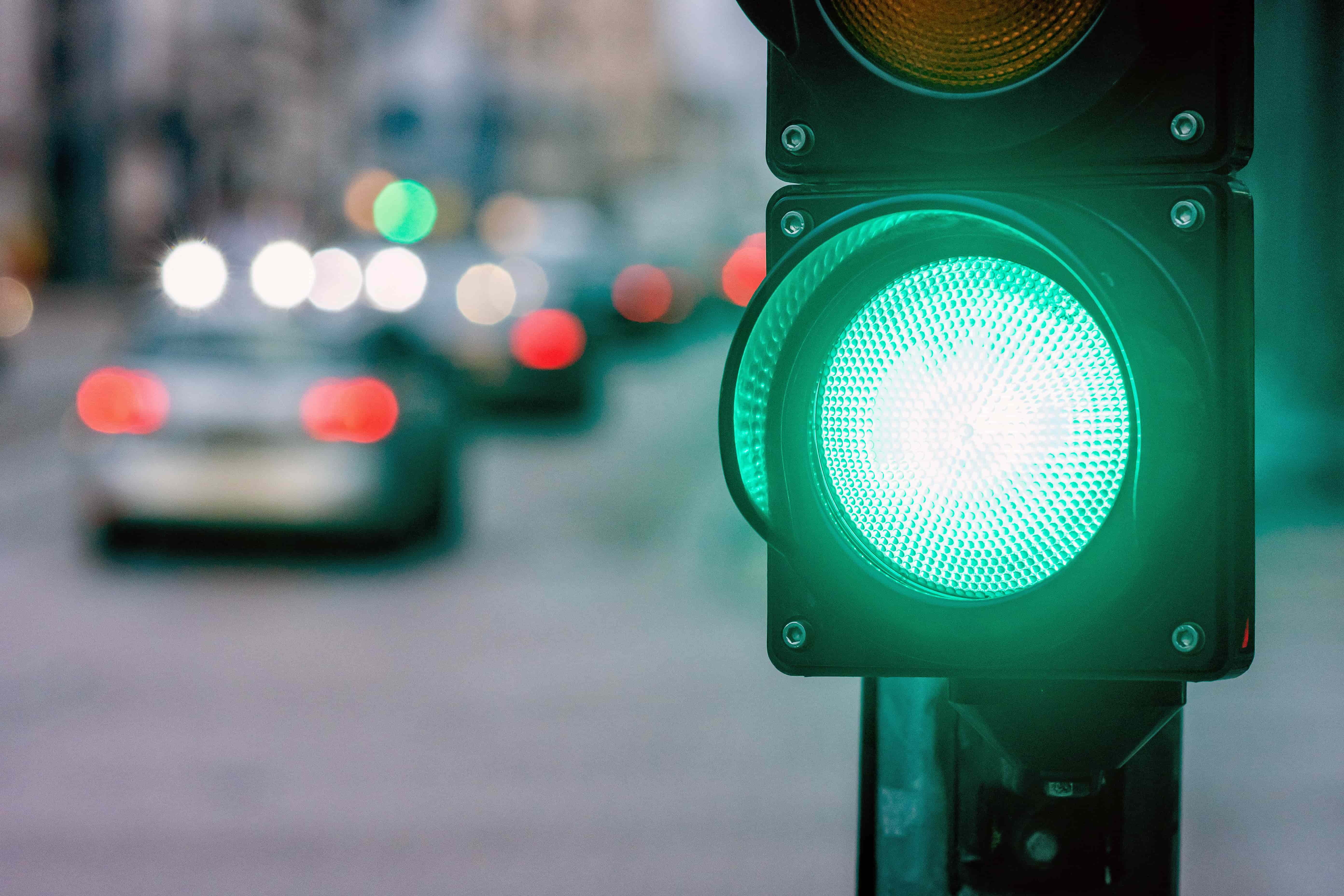 semáforo de trânsito com sinal verde