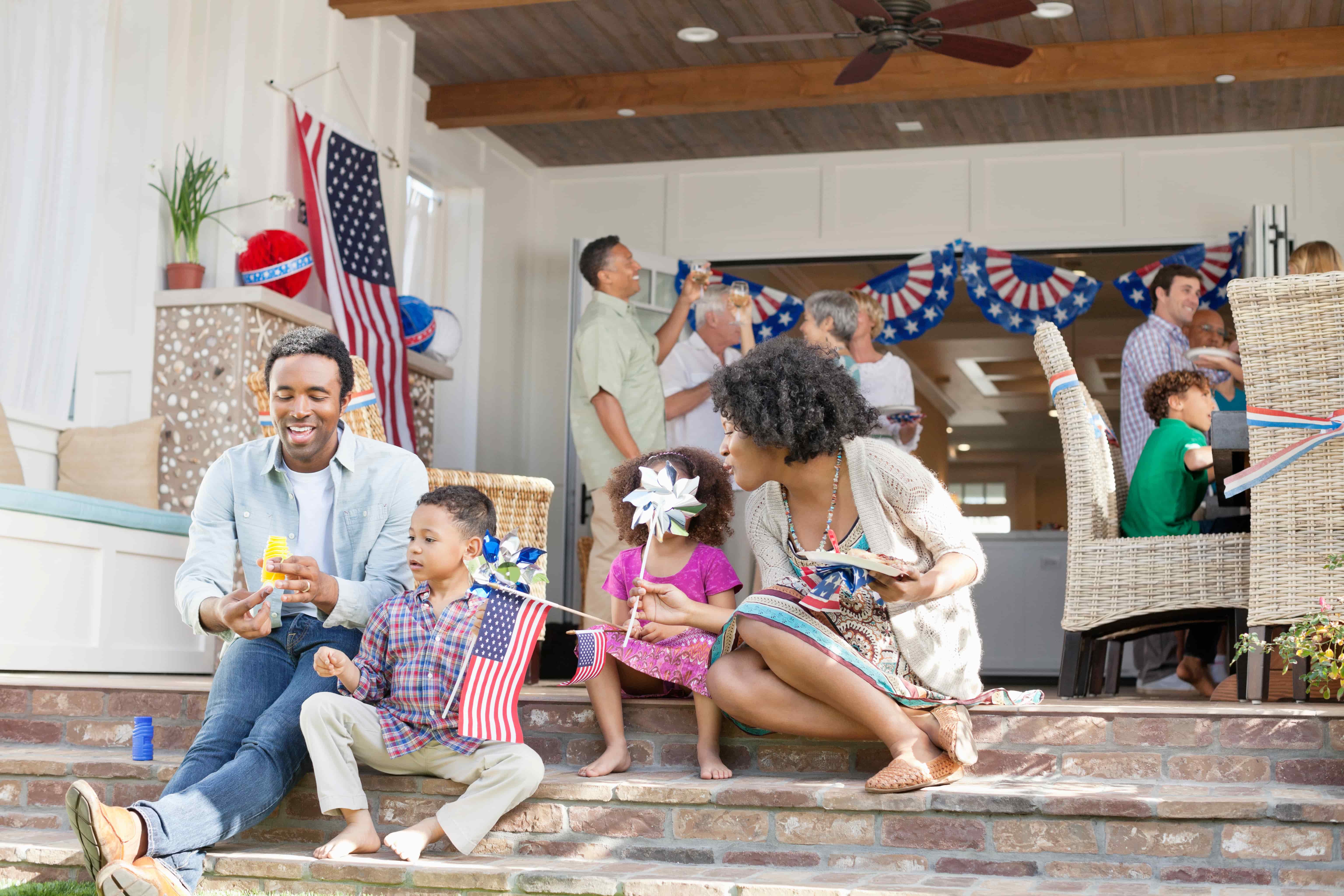 família negra comemorando o "independence day" em casa