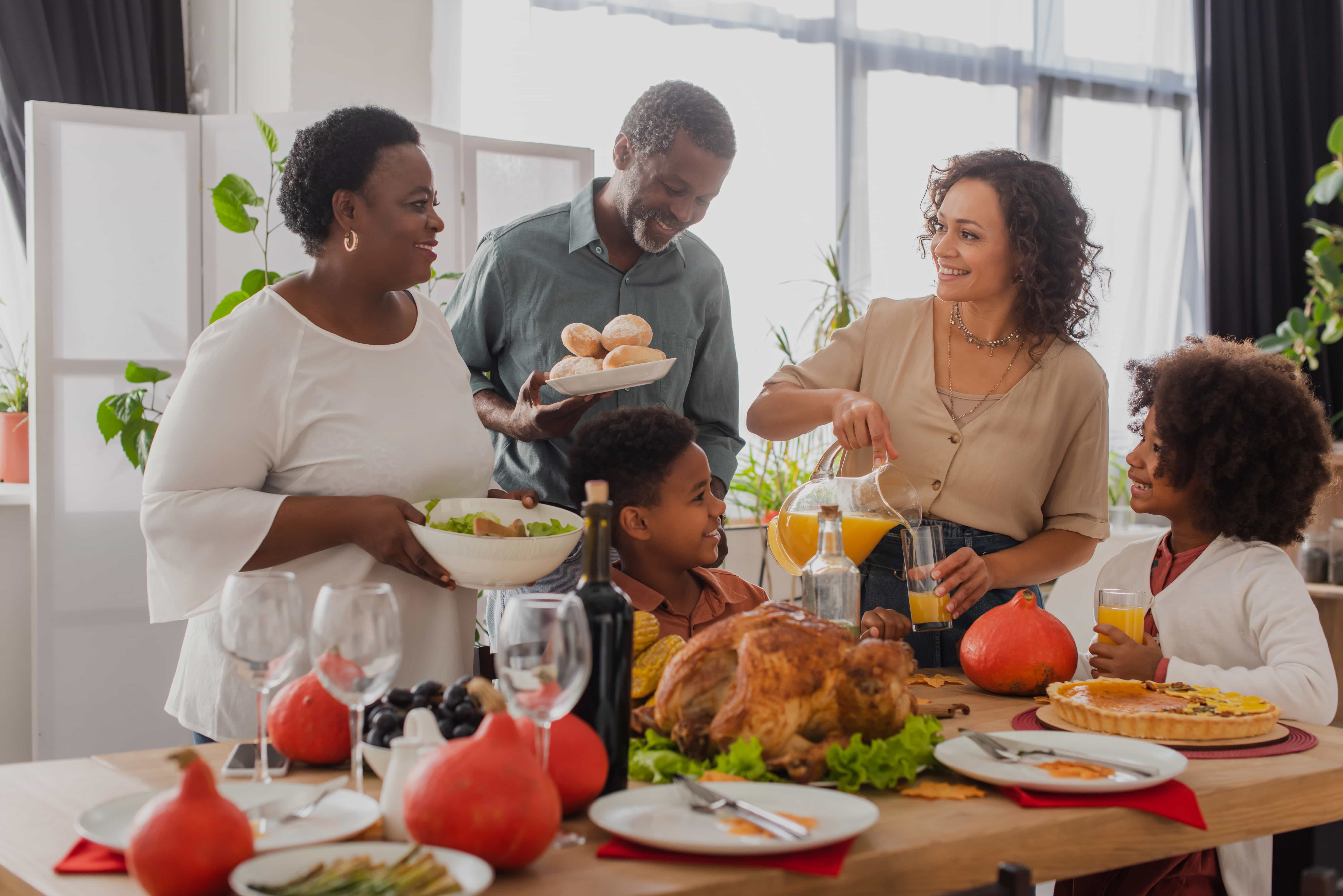 Família afrodescendente celebrando o Thanksgiving com comida