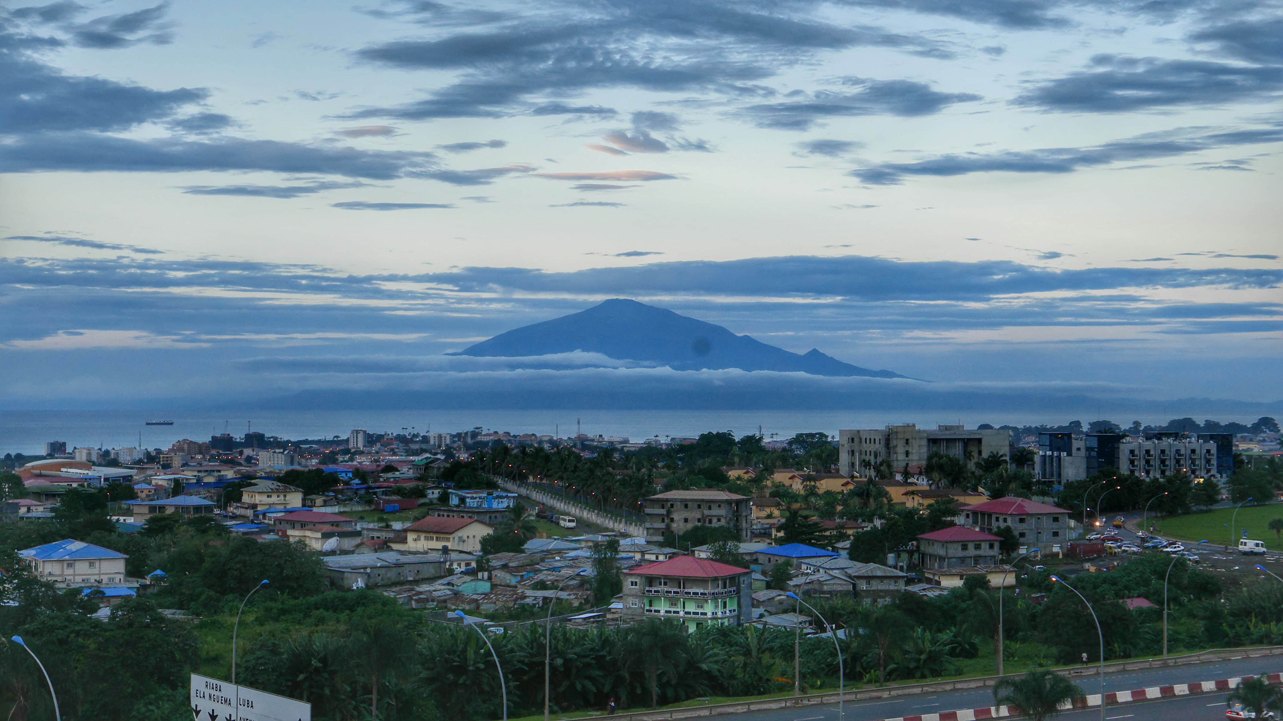 Monte Victoria of Cameroon visto de Malabo contra o céu durante o pôr do sol em Malabo no Guiné Equatorial