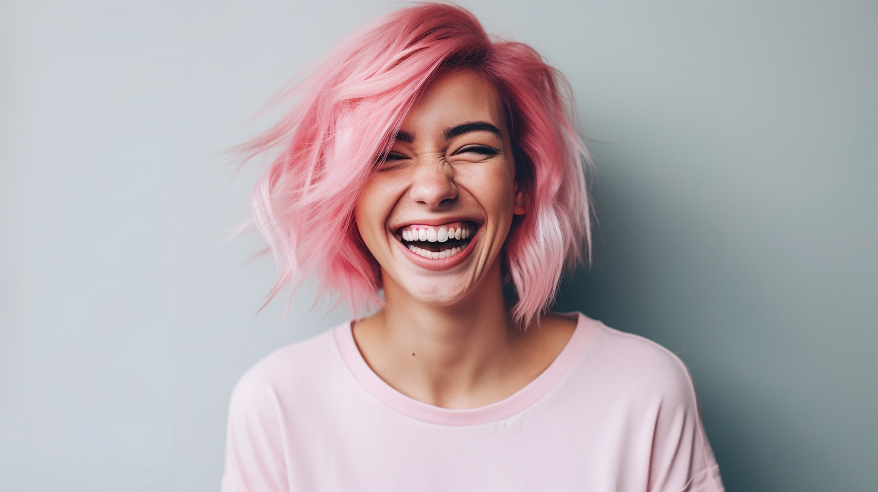 Mulher de cabelo rosa sorrindo para a câmera